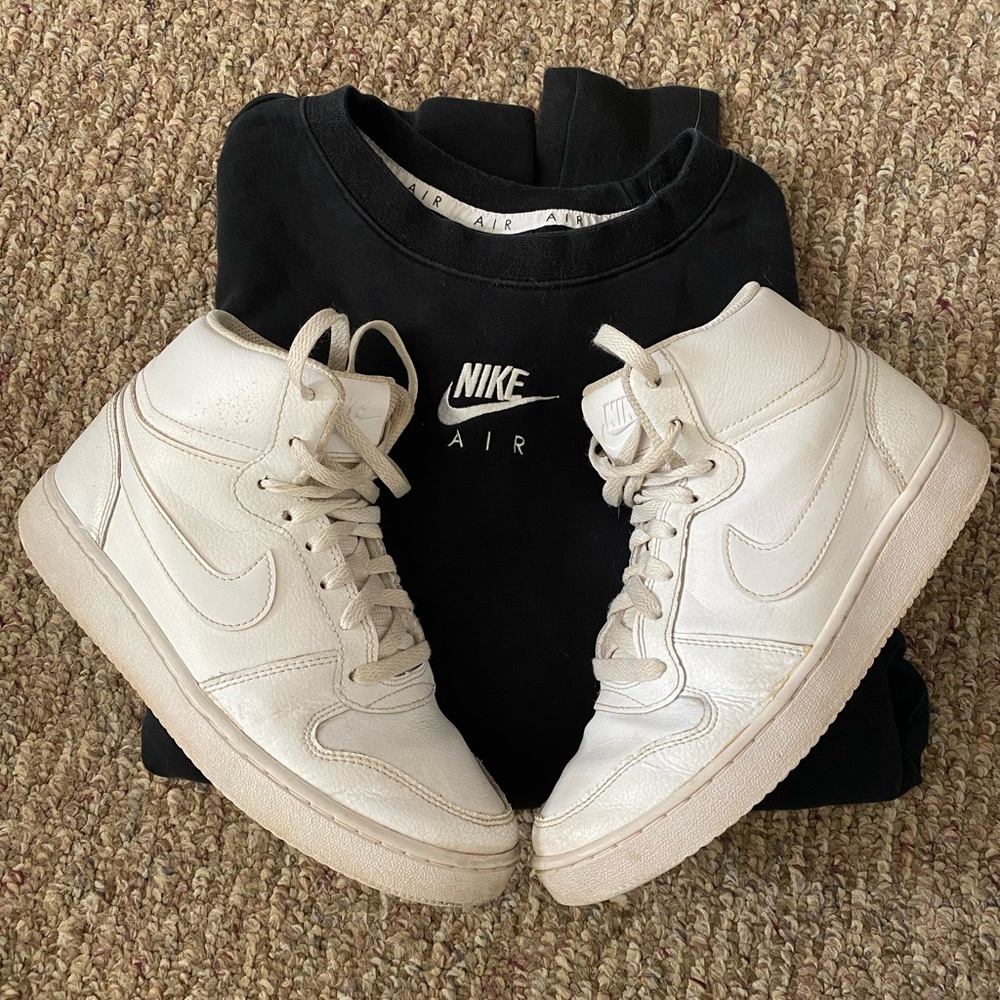 Woman’s Nike Sweatshirt & Nike Sneakers